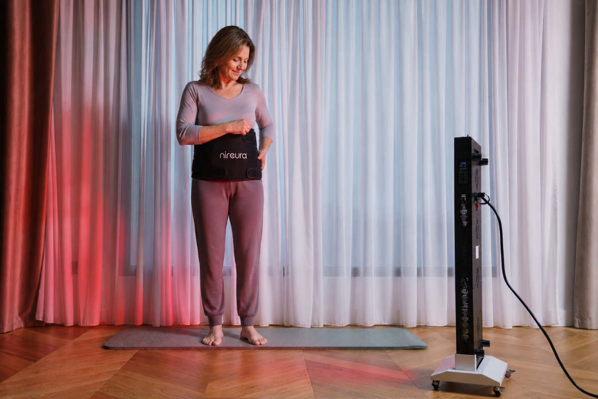 femeie care foloseste dispozitive cu lumina rosie pentru gestionarea bufeurilor in menopauza